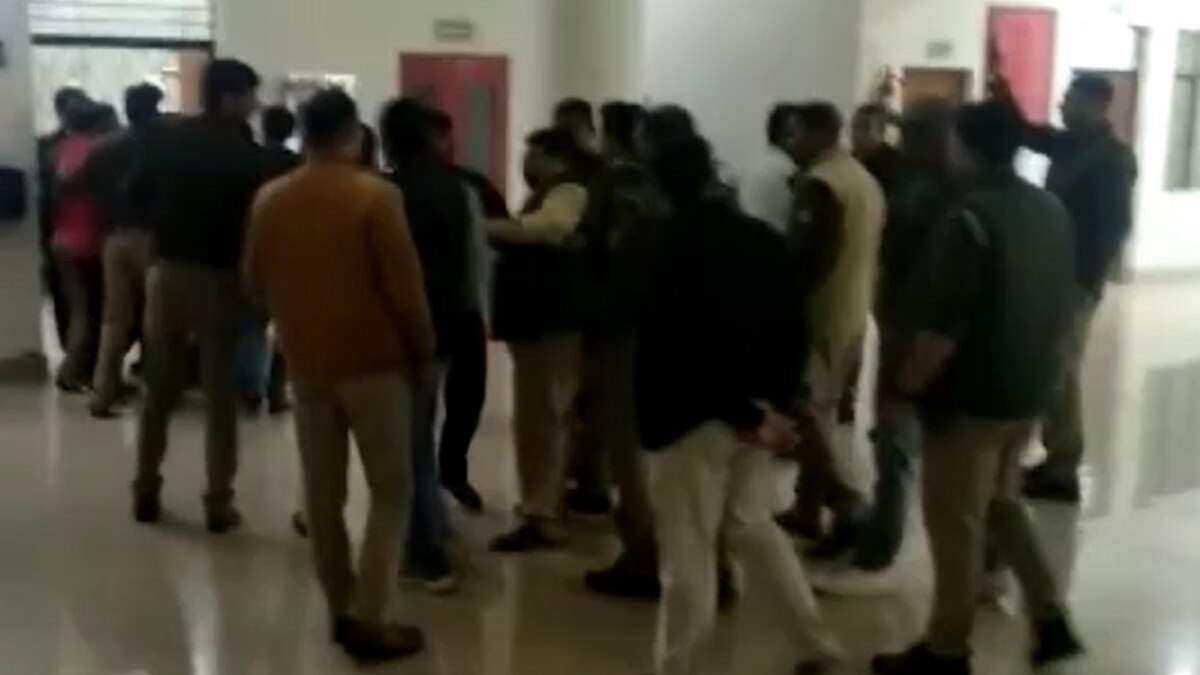 पुलिस स्टेशन में हंगामा करती वकीलों की भीड़.