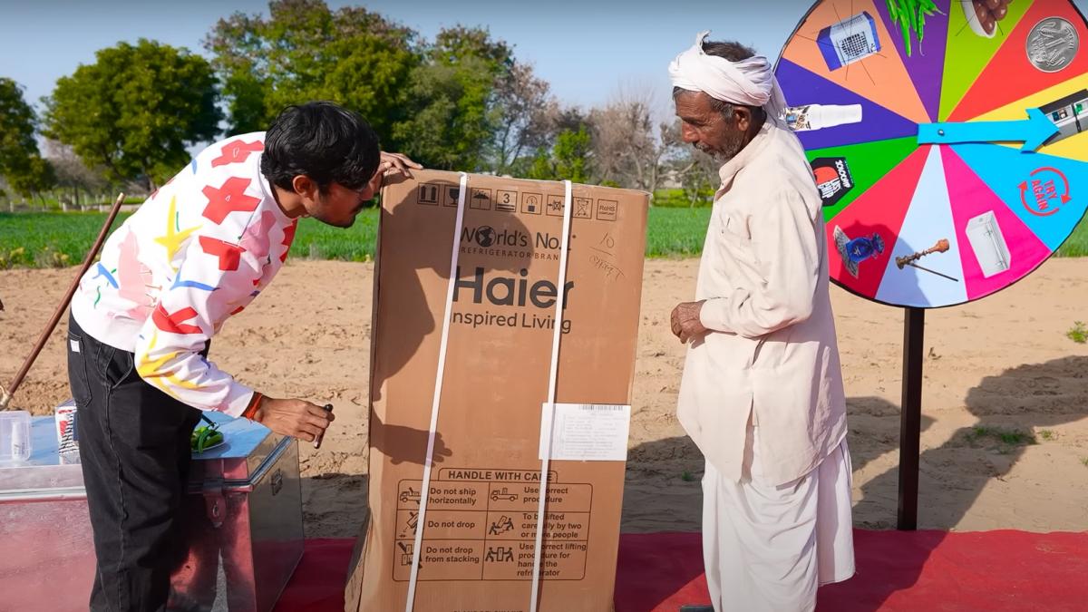 गांव के लोगों में बांटे इनाम.