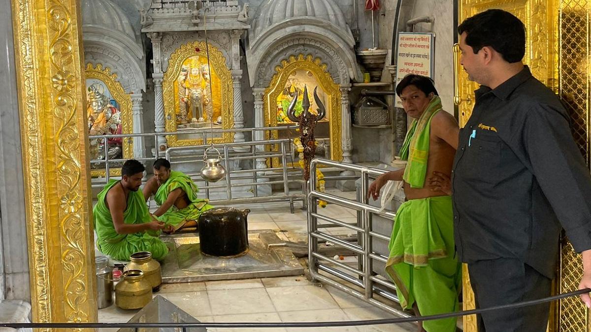 350 साल पुराने इस मंदिर के शिवलिंग पर पड़ रही दरारें, जांच में हुआ चौंकाने वाला खुलासा