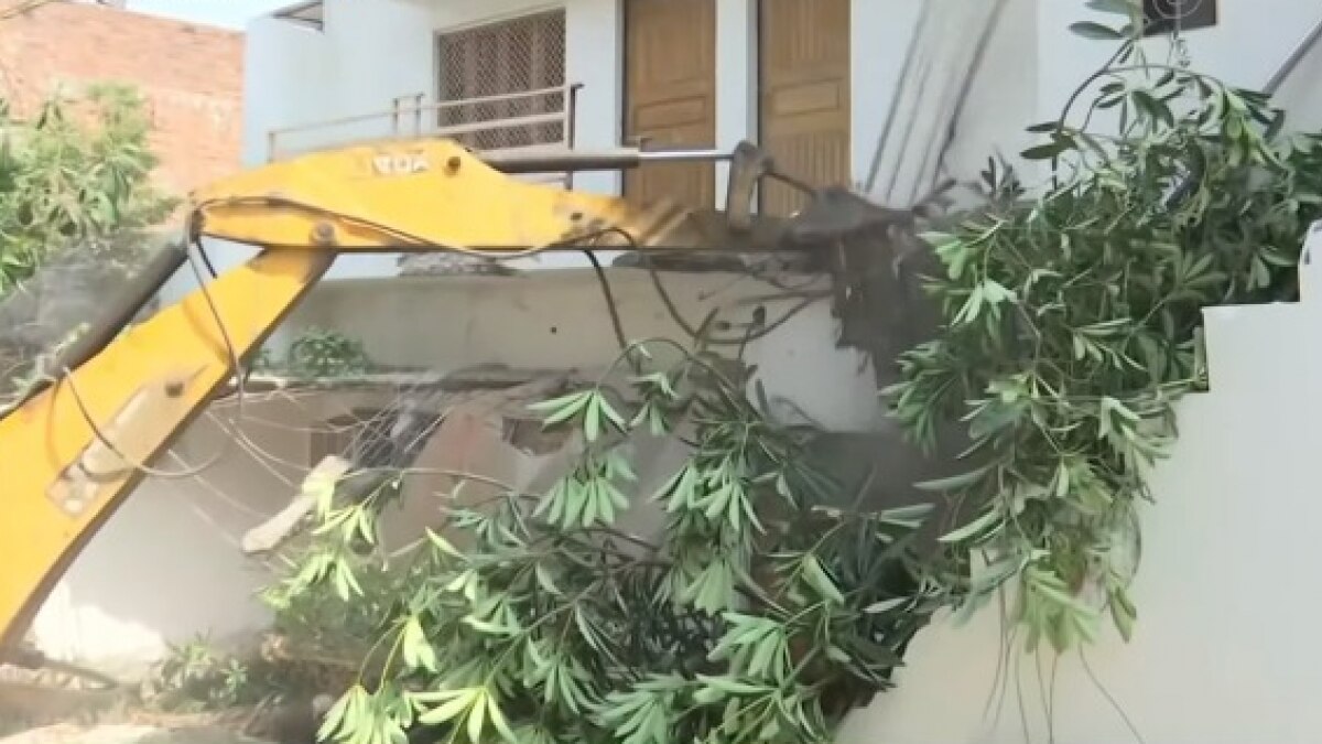 जफर के आलीशान मकान को जमींदोज किया जा रहा है.