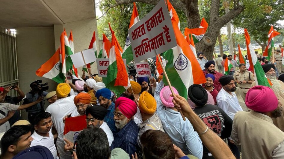 नई दिल्ली में ब्रिटिश उच्चायोग के बाहर सिख समुदाय ने हंगामा किया है.