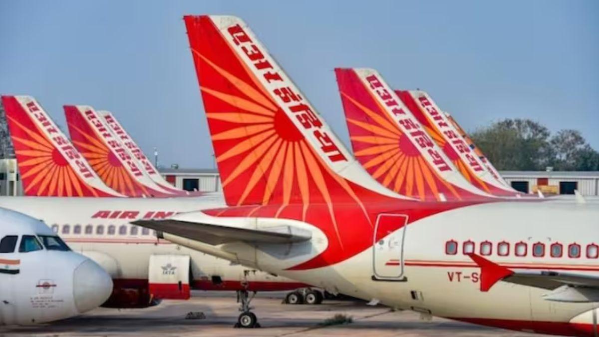 प्लेन के टॉयलेट में छिपकर सिगरेट पी रहा था शख्स, जानें कितना बड़ा है गुनाह, क्या हो सकता है एक्शन?