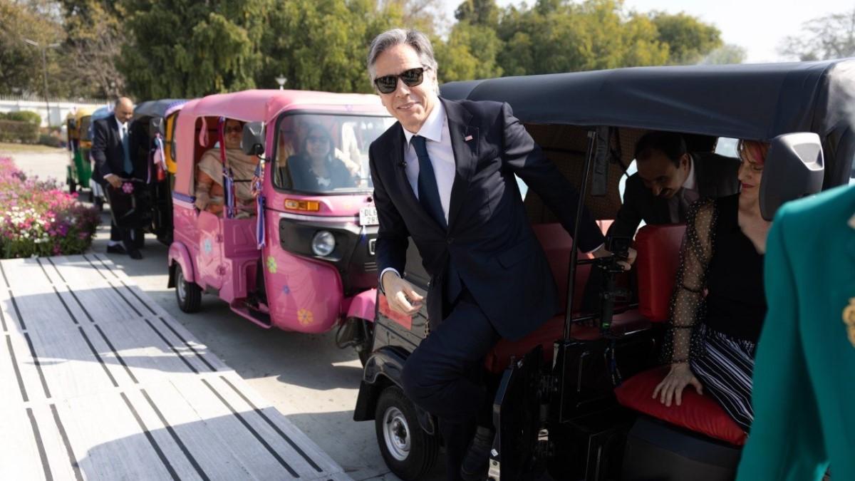 दिल्ली में ऑटोरिक्शा से उतरते अमेरिकी विदेश मंत्री एंटनी ब्लिंकन