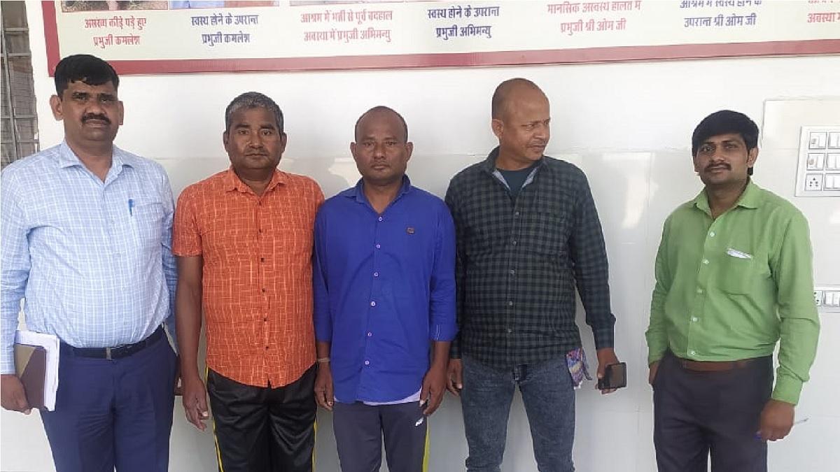 अपने परिवार के लोगों के साथ राजेंद्र सीना (नारंगी शर्ट में).