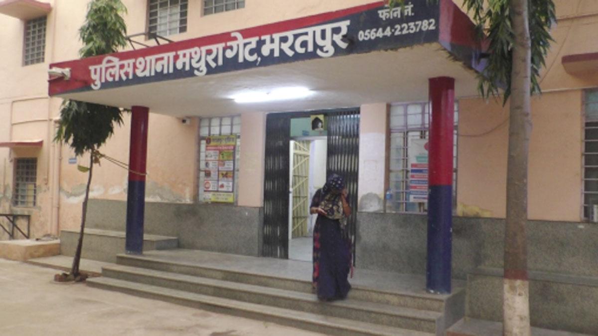 काम के बदले महिला से की गई शारीरिक संबंध बनाने की डिमांड 