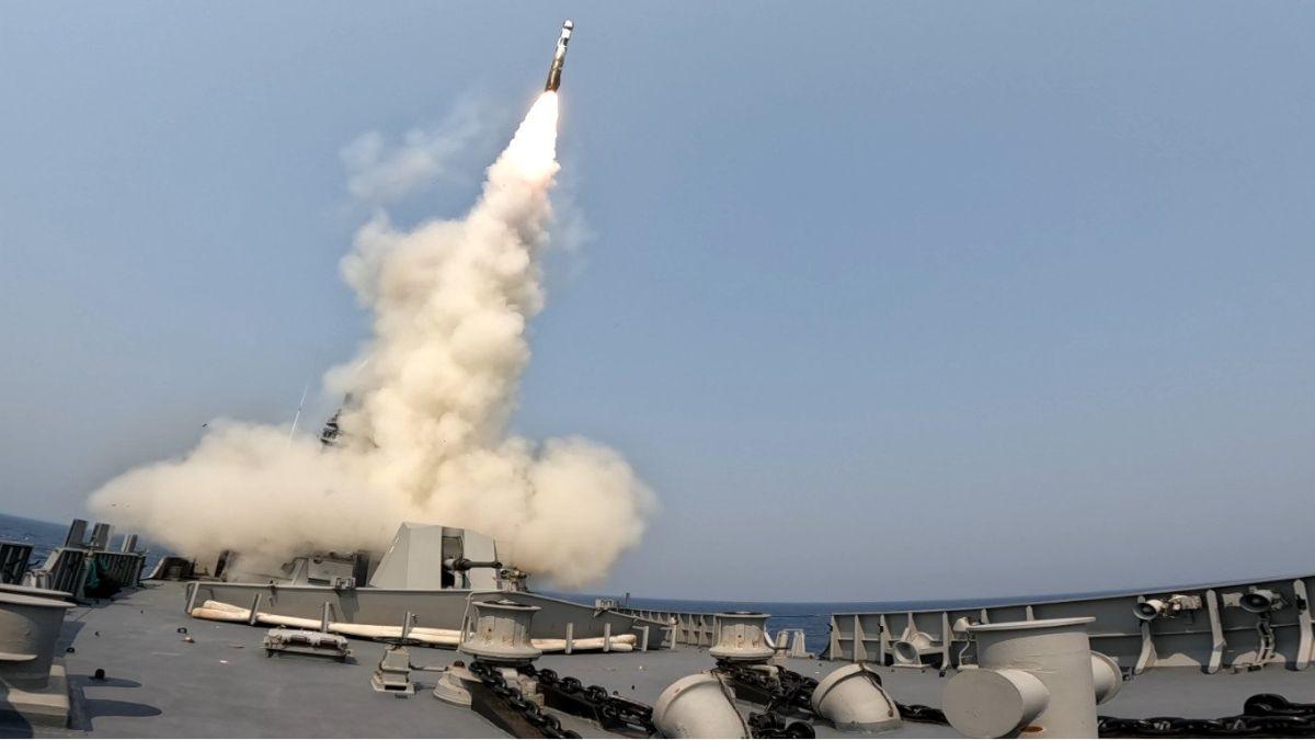 कोलकाता में विध्वंसक युद्ध पोत से किया गया मिसाइल का परीक्षण