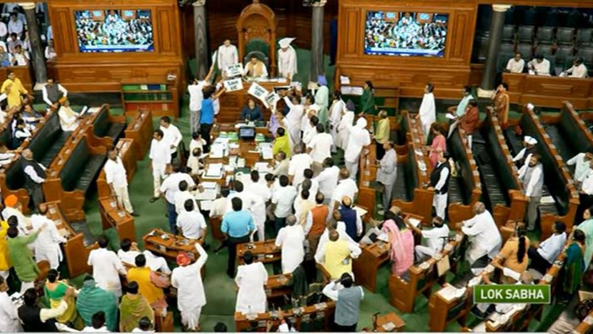 तख्तियां लेकर वेल में आए विपक्षी सांसद