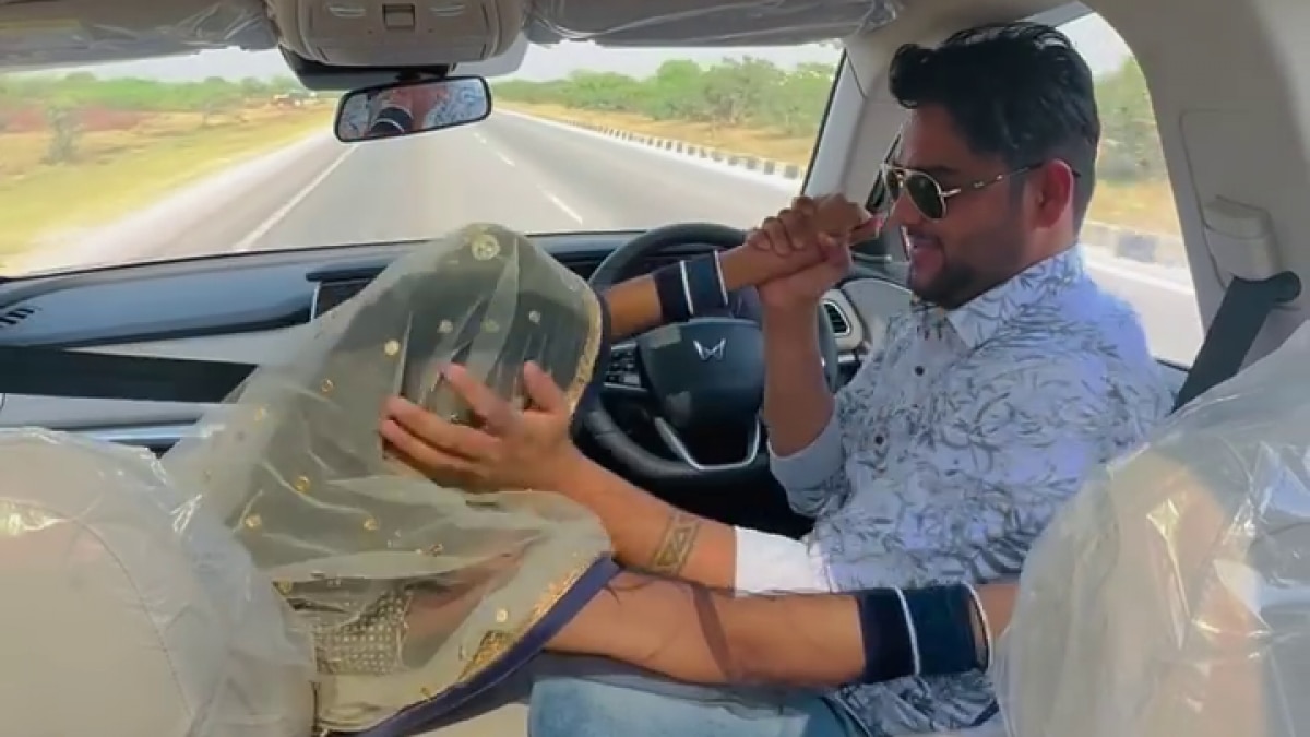 चलती कार में ड्राइविंग सीट पर पत्नी संग रोमांस, IRS अफसर ने कही ये बात