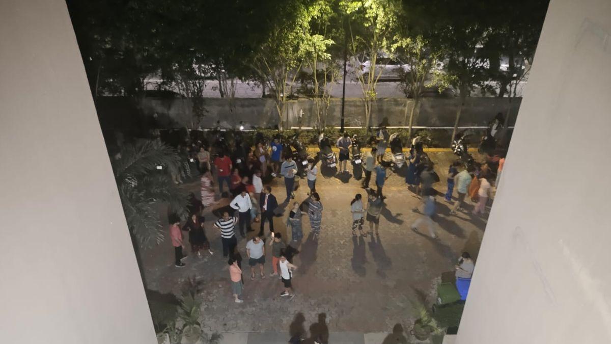 नोएडा में भूकंप के बाद घरों से बाहर निकले लोग 