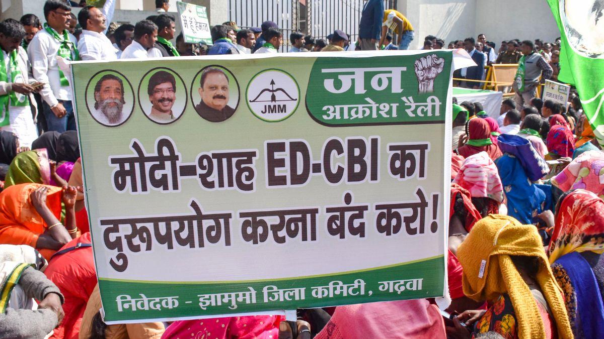 ईडी-सीबीआई की कार्रवाई के खिलाफ झारखंड में प्रदर्शन करते जेएमएम के कार्यकर्ता