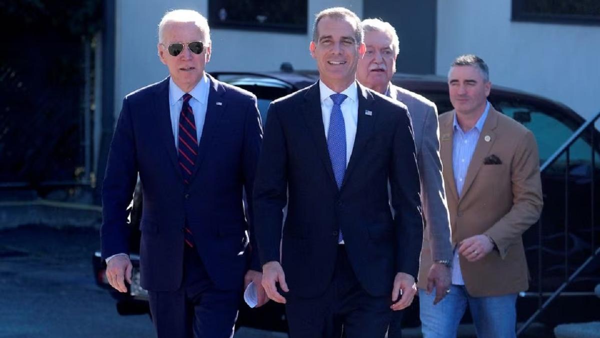 अमेरिका के राष्ट्रपति जो बाइडेन और एरिक गार्सेटी (फोटो- रॉयटर्स)