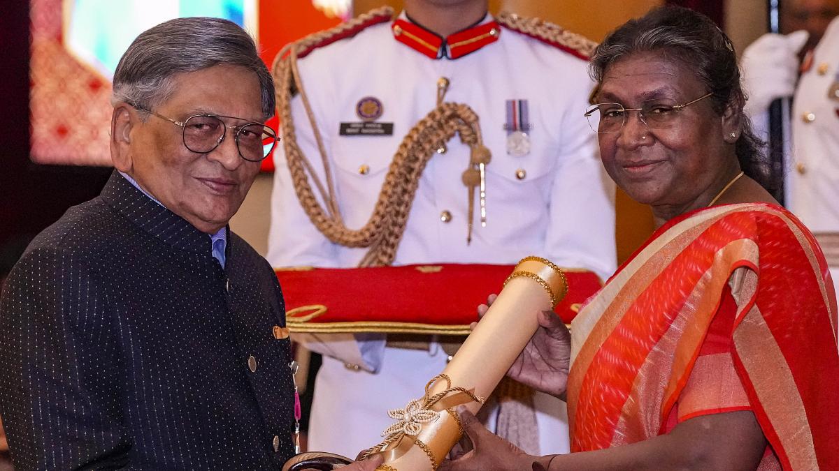 एस एम कृष्णा को किया गया सम्मानित (पीटीआई)