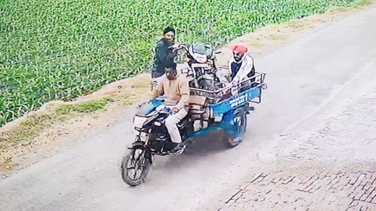 जुगाड़ में बैठकर फरार होता नजर आया अमृतपाल 