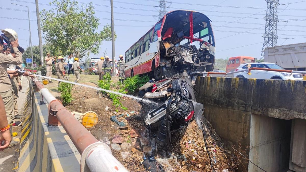 ग्रेटर नोएडा में भीषण सड़क हादसा.