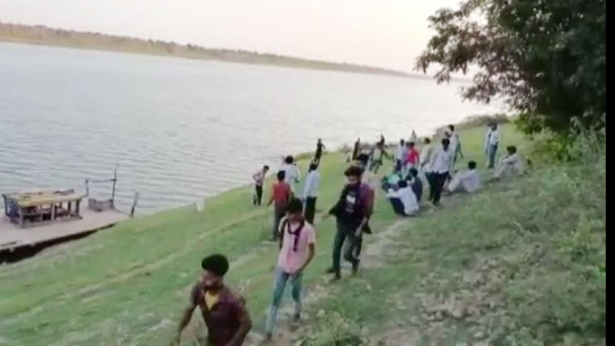 घटनास्थल पर जुटी भीड़.