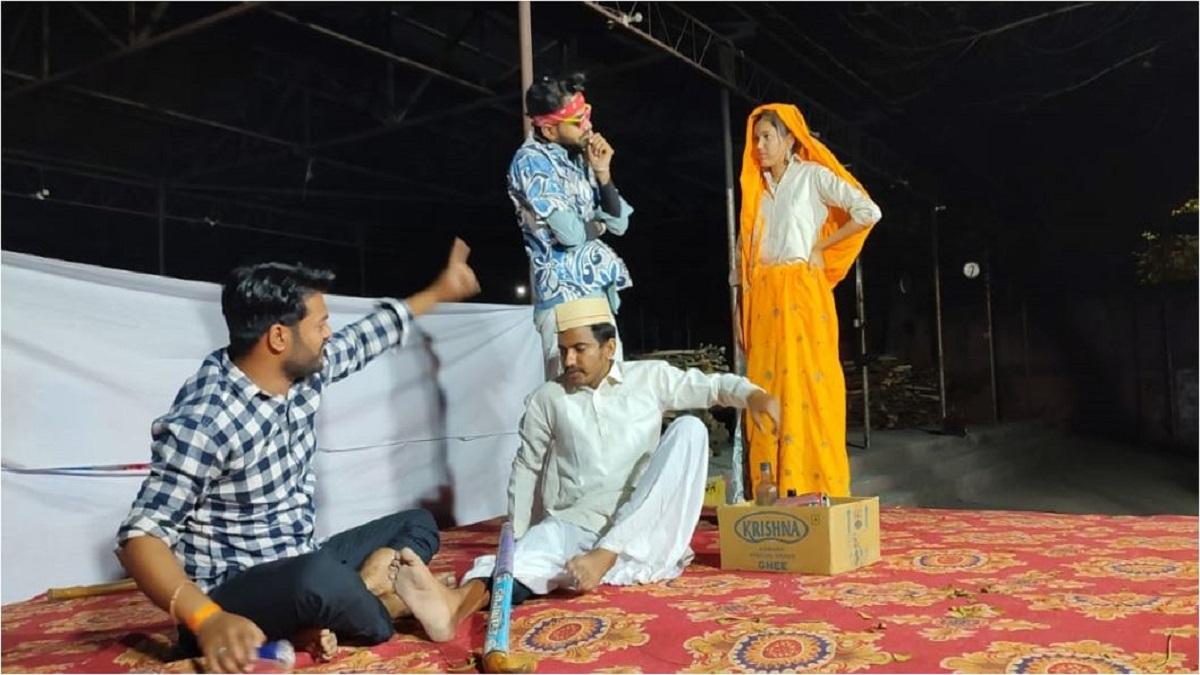 फिल्मी गानों पर लगाए गए ठुमके.