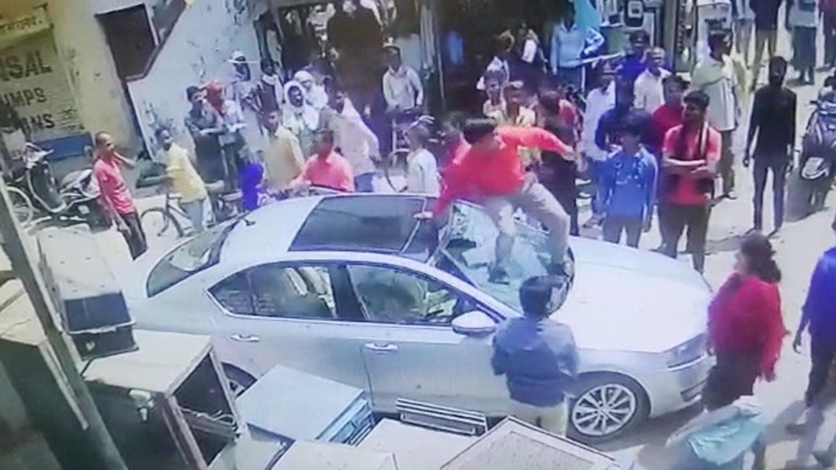 कार और स्कूटी की मामूली टक्कर में जमकर हुई मारपीट