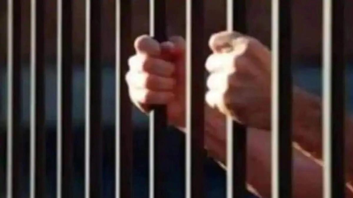 गुजरात की 17 जेलों में 1700 पुलिसकर्मी क्यों कर रहे हैं छापेमारी?