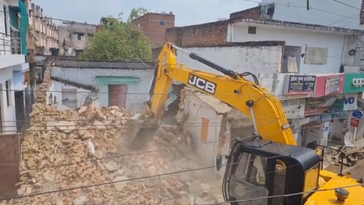 शूटर मोहम्मद गुलाम का मकान और दुकान जमींदोज किया गया