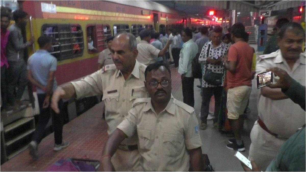 चक्रधरपुर रेलवे स्टेशन पर यात्रियों ने किया हंगामा.