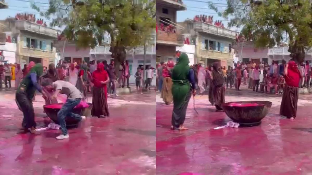 कोड़ामार होली खेलती महिलाएं