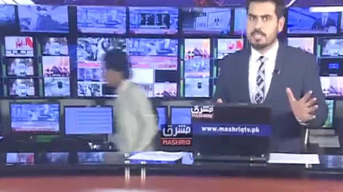 भूकंप के बीच खबर पढ़ता रहा पाकिस्तानी न्यूज एंकर