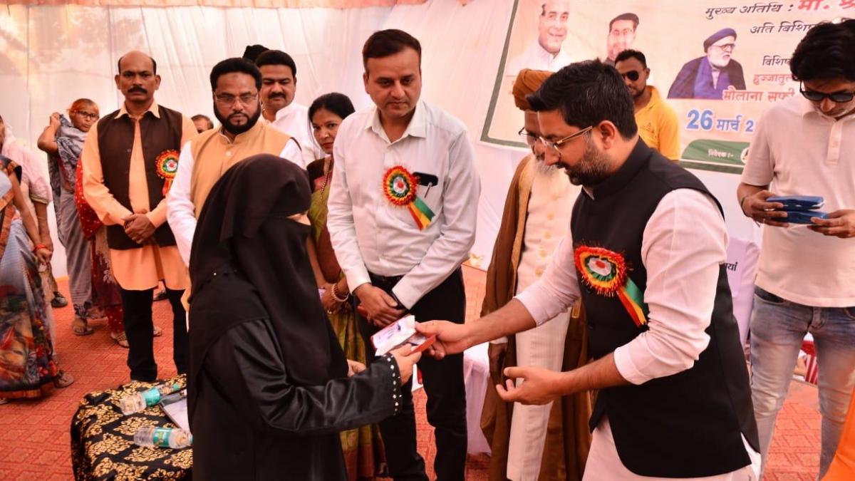 मुस्लिम महिला को चश्मा देते हुए मंत्री दानिश अंसारी