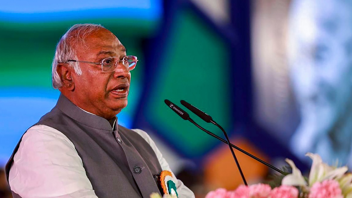 तेजस्वी के घर ED की रेड के बाद कांग्रेस ने BJP को घेरा, खड़गे बोले- ये लोकतंत्र की हत्या का प्रयास