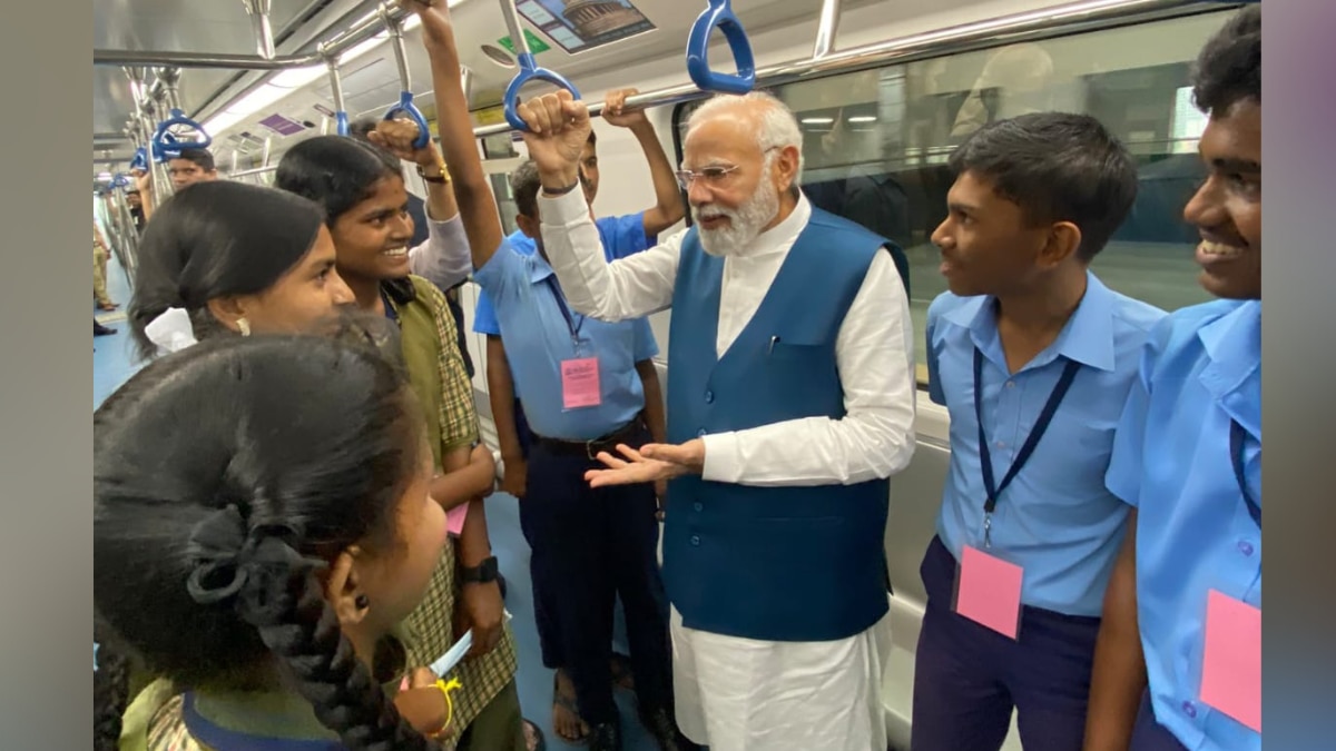 कर्नाटक में PM मोदी ने स्कूली बच्चों के साथ किया मेट्रो का सफर