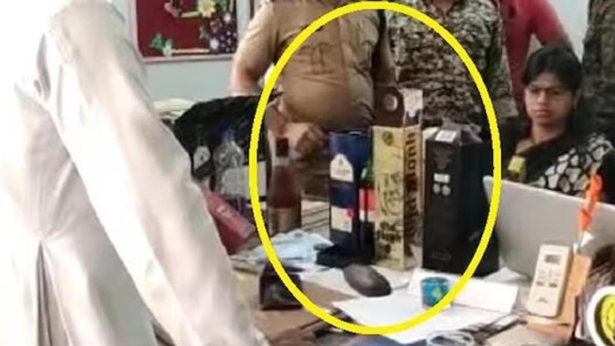 प्राइवेट स्कूल के प्रिंसिपल के रूम में मिली शराब की बोतलें.