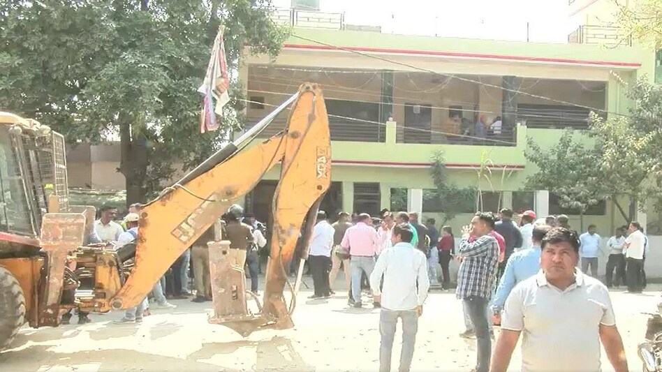 उमेश पाल हत्याकांड: अतीक के एक और करीबी का ढहेगा अशियाना, पुलिस फोर्स और बुलडोजर पहुंचा - Umesh Pal murder case home of close aid of Atiq ahmad will collapse police force