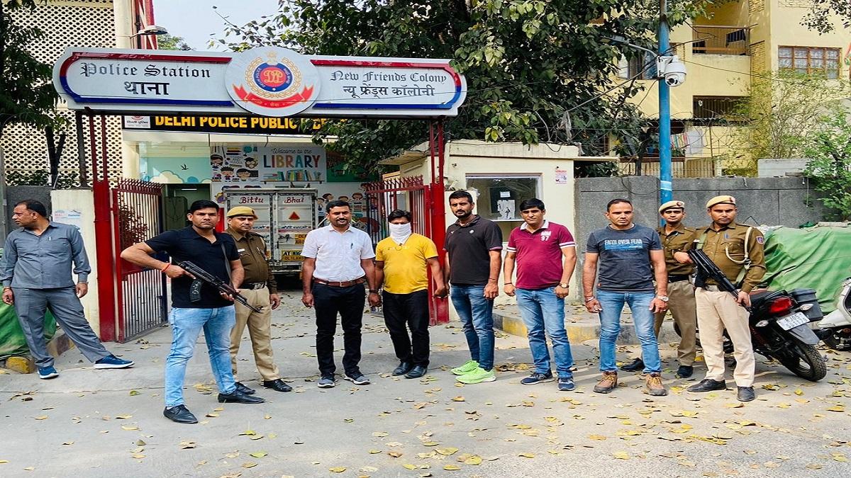 दिल्ली पुलिस की गिरफ्त में आरोपी युवक मोहम्मद शाहिद.