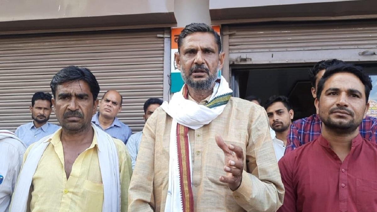 कांग्रेस विधायक बाबू जंडेल ( बीच में).