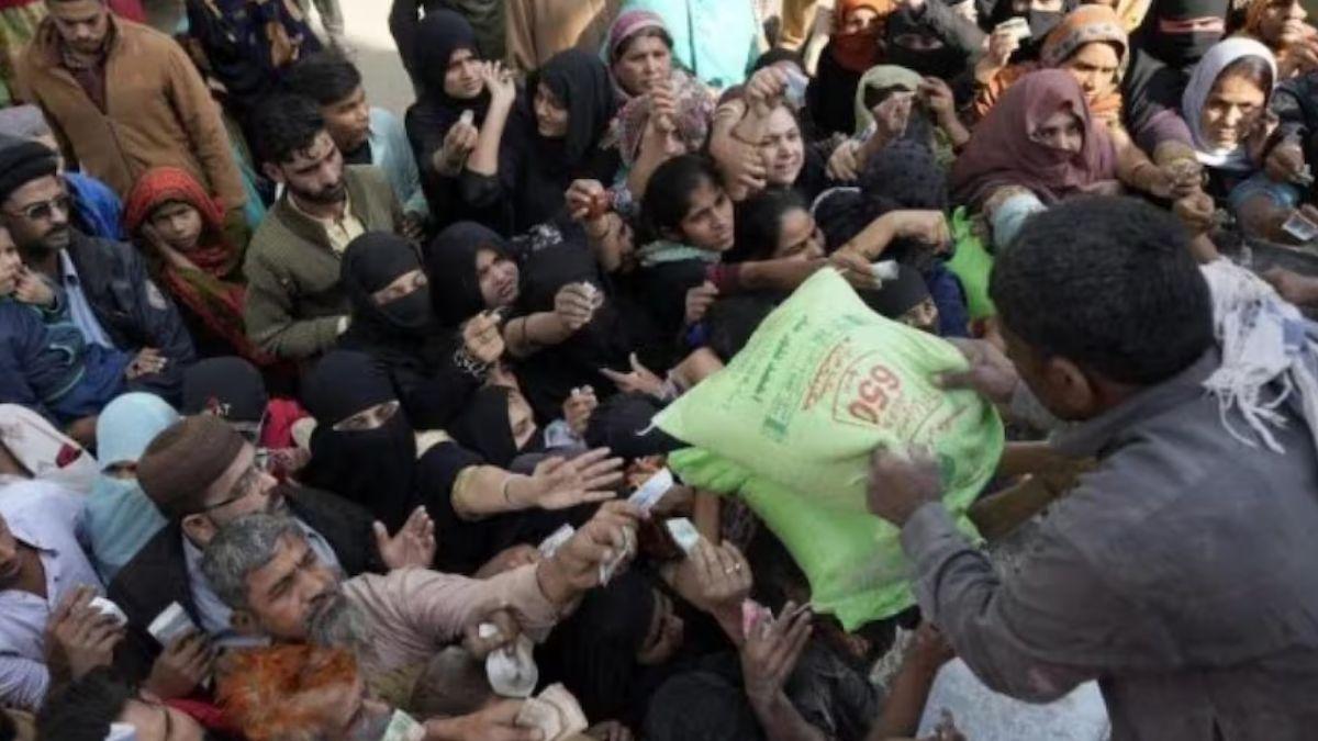 दो देश-दो तस्वीरें... पाकिस्तान में आटे के लिए मौतें, भारत में गेहूं उत्पादन का इस साल टूटने जा रहा रिकॉर्ड