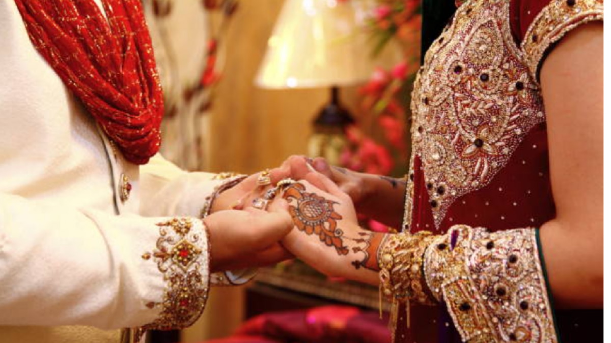 महिला ने अपने सौतेले पिता से शादी की (तस्वीर- पिक्सल)