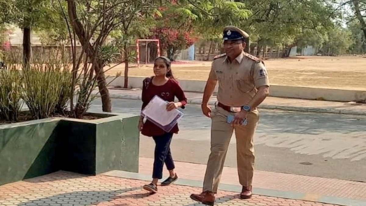 बोर्ड परीक्षा के दिन छात्रा निशा को सही एग्जाम सेंटर ले जाते हुए पुलिस इंस्पेक्टर जे.वी.धोला
