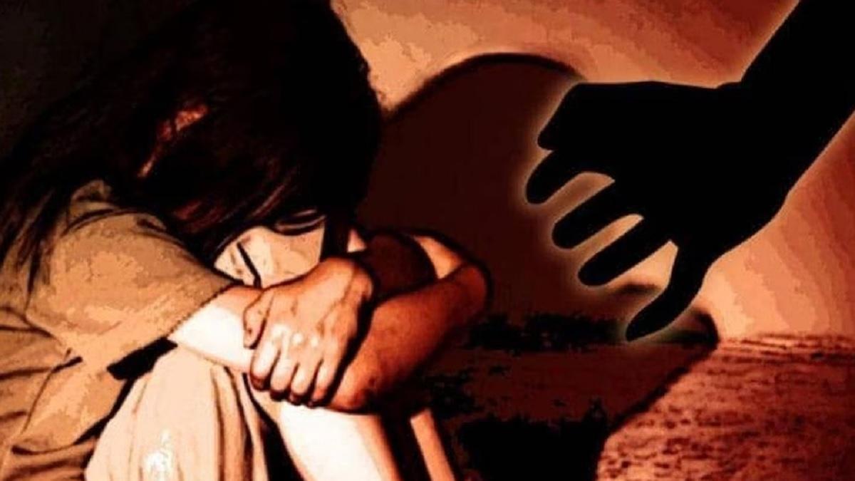 स्कूल के बाथरूम में 7 साल की बच्ची का रेप, आरोपी ने पीड़िता की दोस्त का गाल भी काटा