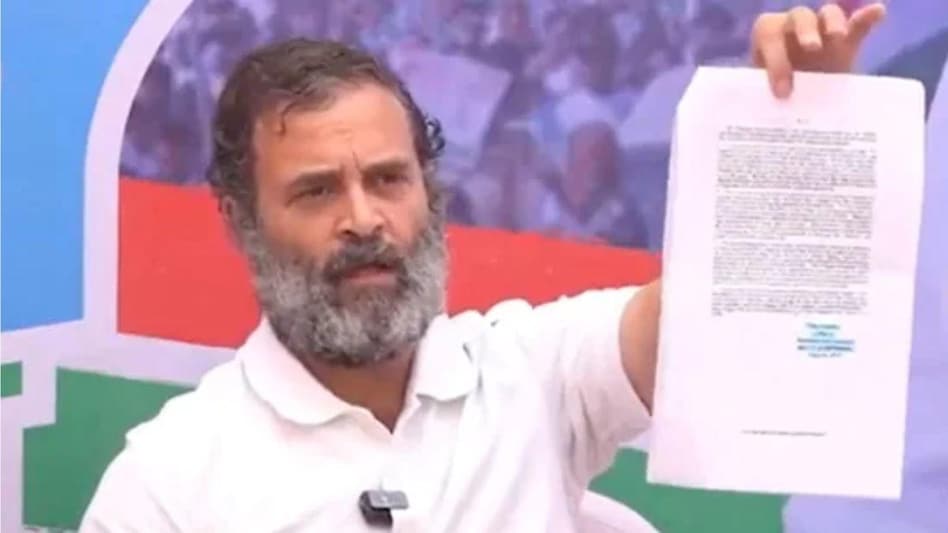 सावरकर के माफी वाला पत्र दिखाते राहुल गांधी