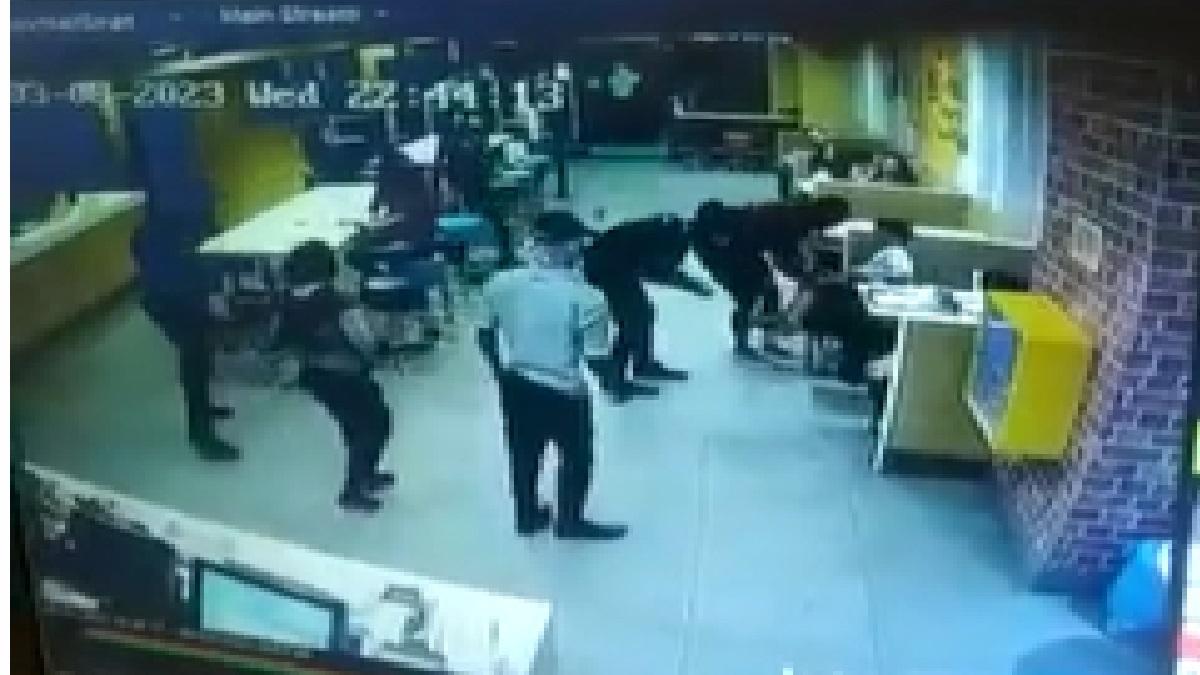 मैकडॉनल्ड्स के आउटलेट में चूहे ने लड़के को काटा.