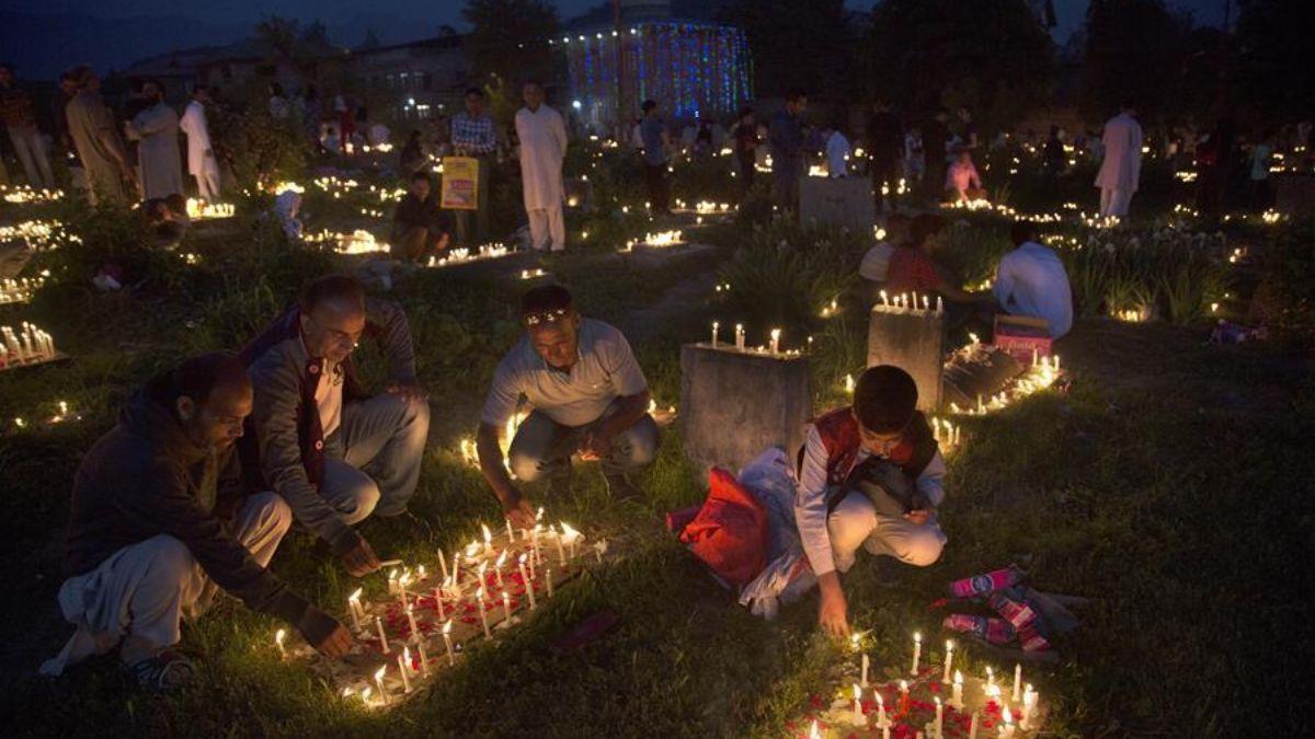 शब-ए-बारात के मौके पर मुस्लिम समुदाय कब्रिस्तान में दुआ पढ़ते हुए