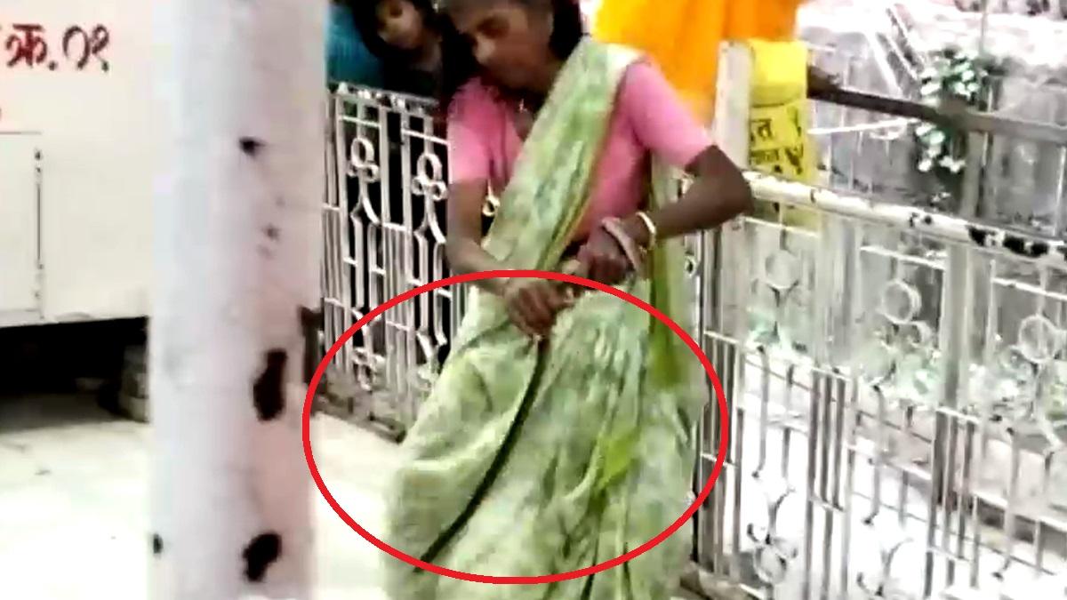 हाथों में सांप लेकर आरती में झूमती रही महिला. 