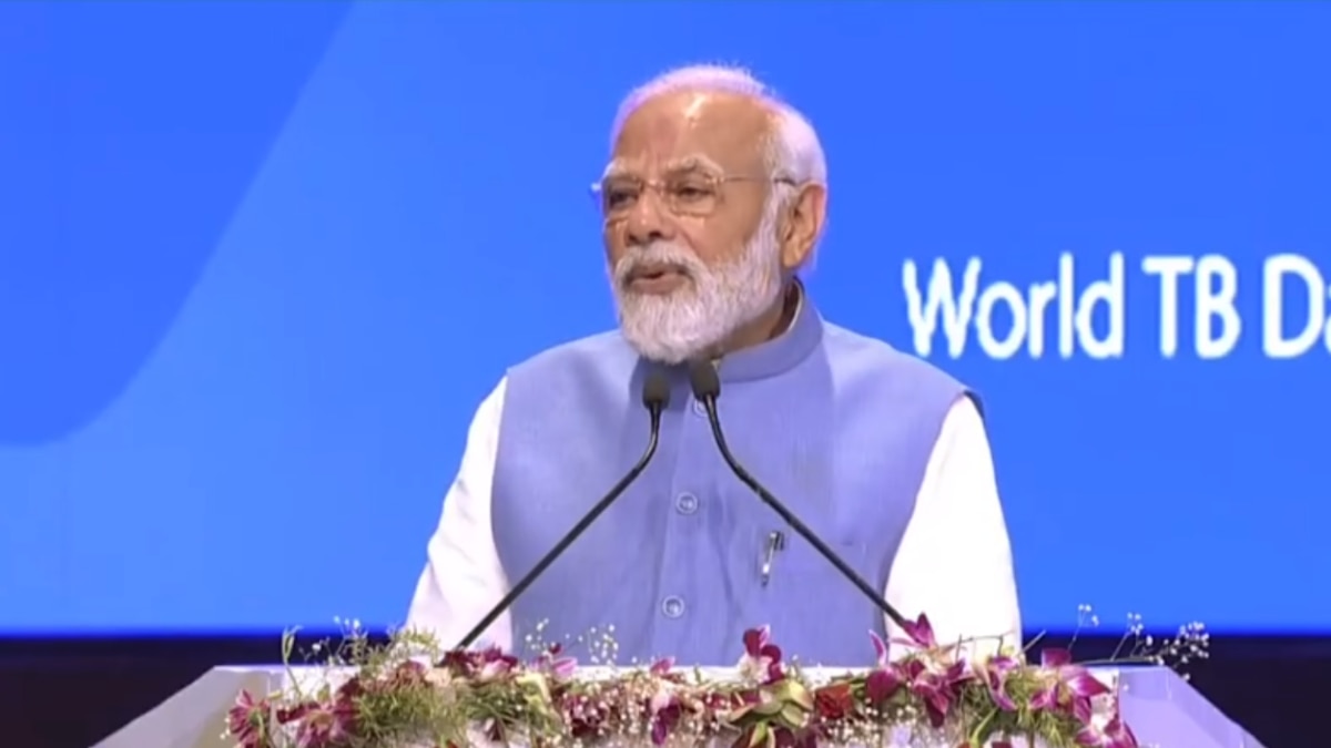 वाराणसी में कार्यक्रम को संबोधित करते प्रधानमंत्री नरेंद्र मोदी 