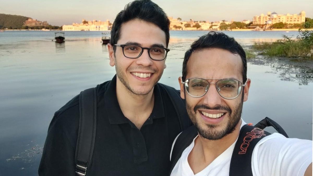 सफेद टीशर्ट में उदयराज, साथ में उनके पार्टनर पार्थ (Photo: aajtak.in/Special Permission)