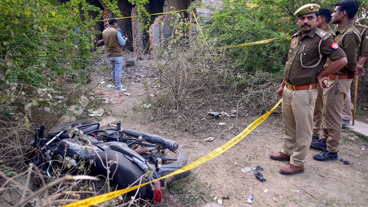 दिनदहाड़े शूटआउट, एनकाउंटर पर एनकाउंटर और बुलडोजर का खौफ... अतीक पर एक्शन की टाइमलाइन