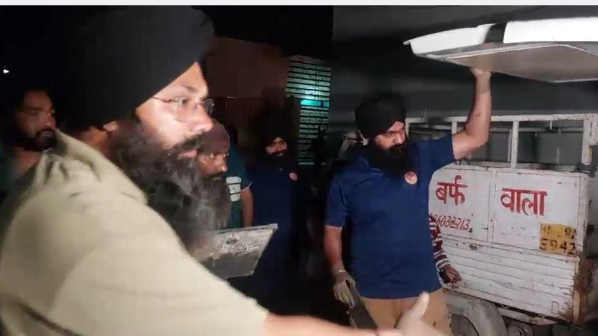 बीस साल से एक ही कमरे में कैद मिले भाई-बहन. 