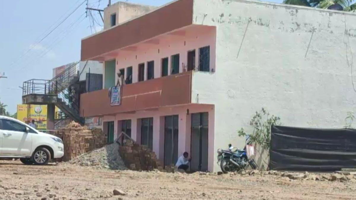 दो मंजिला मकान को पांच फीट उठाकर दूसरी जगह किया जा रहा शिफ्ट, सड़क निर्माण के लिए टूटनी थी बिल्डिंग