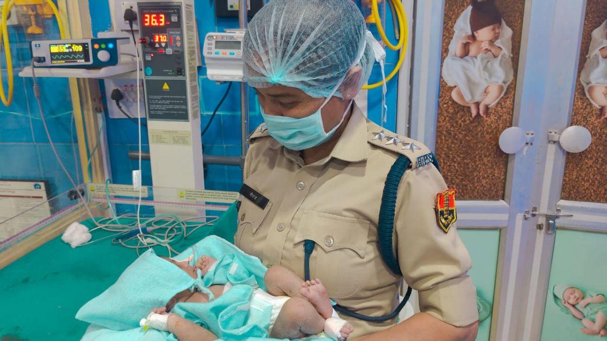 आठ घंटे पहले जन्मी बच्ची झाड़ियों में मिली, महिला ऑफिसर ने यूं गले लगाकर कराया चुप