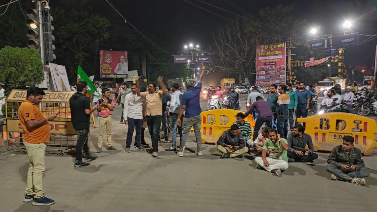 चक्काजाम करते BJP कार्यकर्ता. 