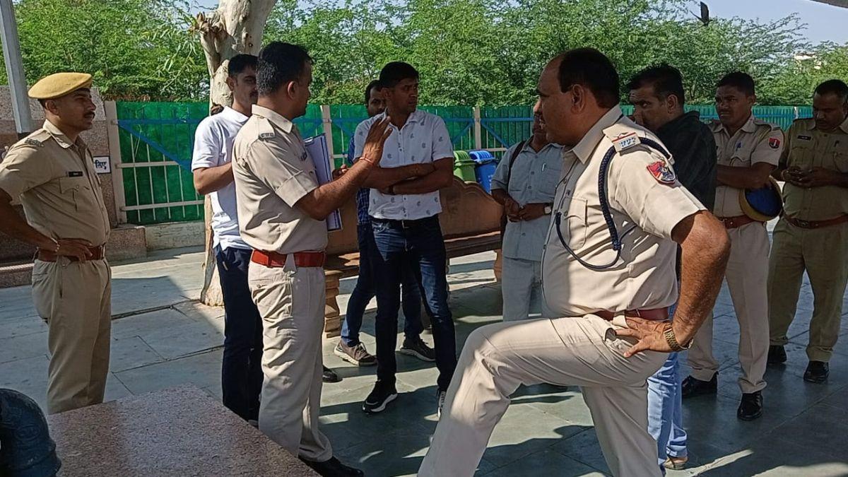 स्टेशन पर मिला लावारिश बैग. 