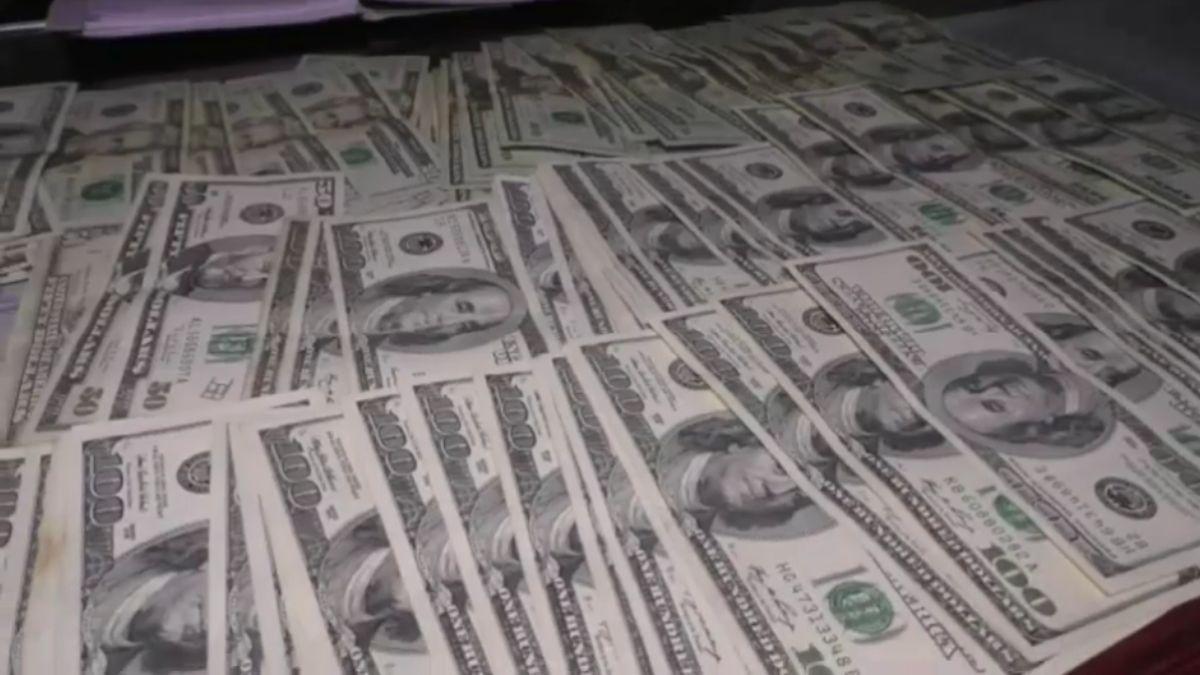 वाराणसी स्टेशन पर नौ हजार अमेरिकी डॉलर के साथ पकड़ा गया शख्स, डिलीवरी से पहले GRP के हत्थे चढ़ा